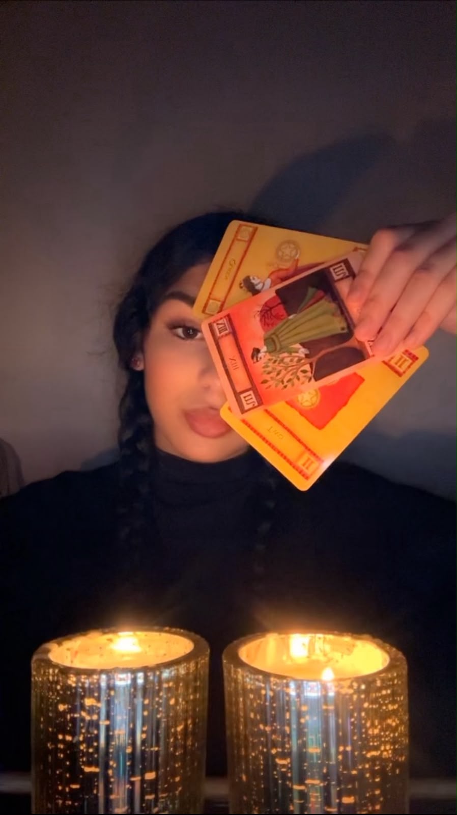 Vrăjitoarea Andra Aida legând cu fir roșu două figuri, ritual de împreunare